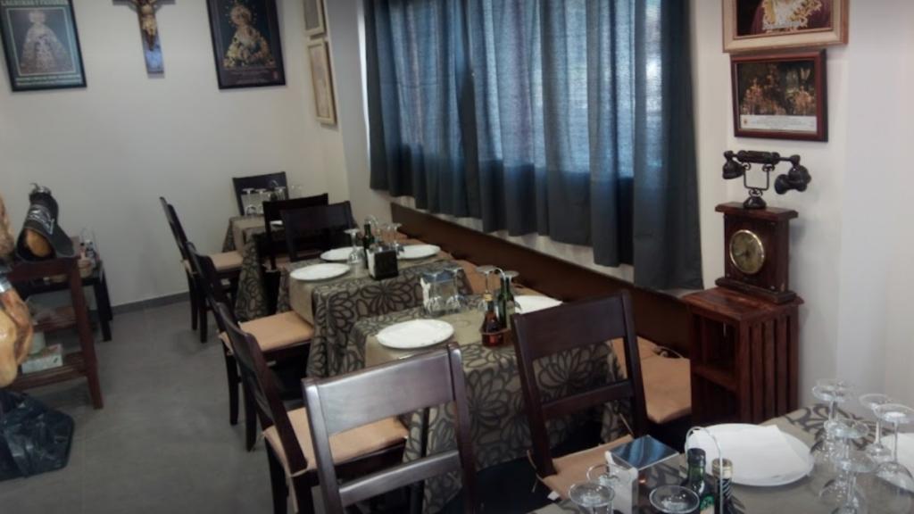 El Mesón Las Cofradías es también un pequeño museo de las cofradías malagueñas.