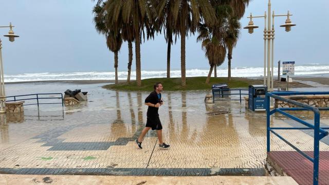 Un chico haciendo running.
