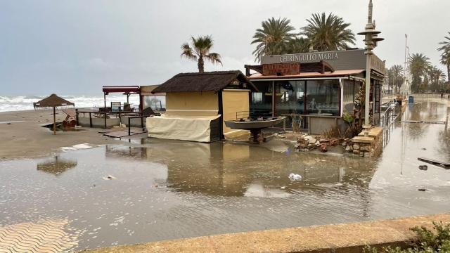 El mar rodea un chiringuito en el Paseo Marítimo Antonio Banderas.