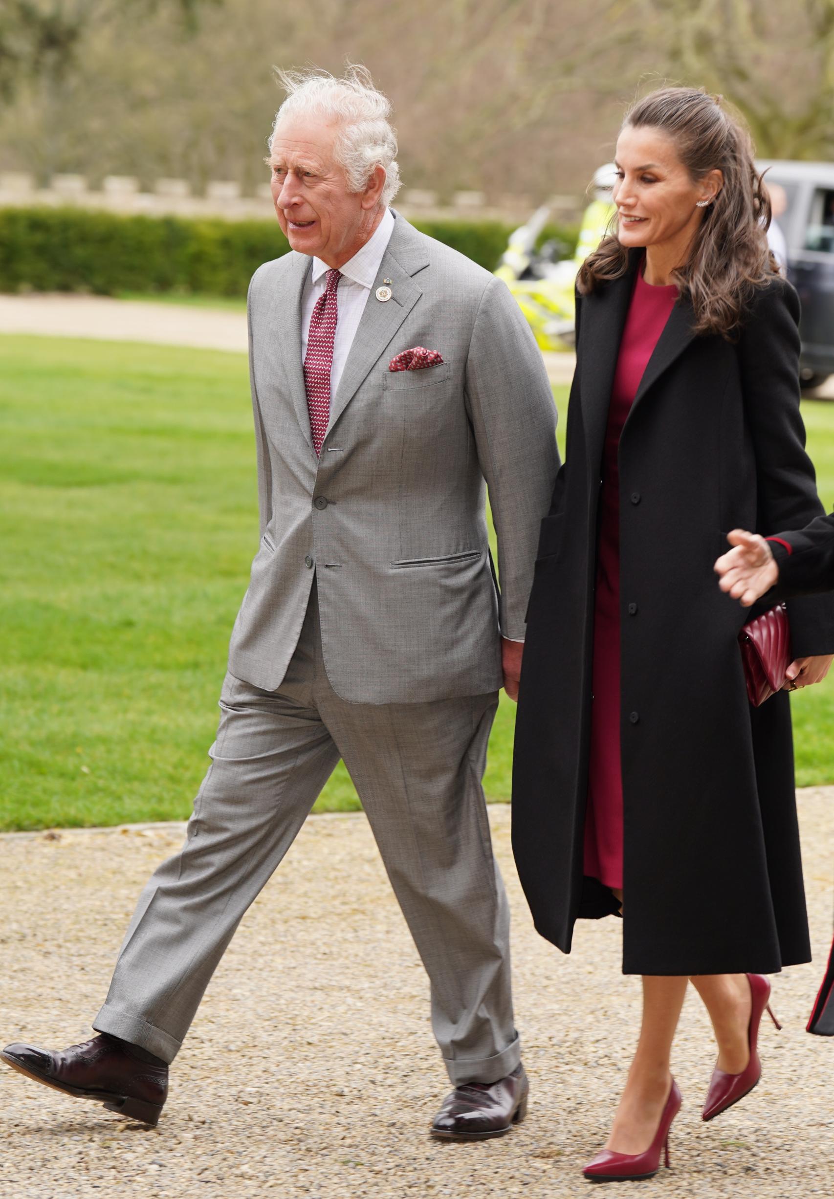 La Reina ha seleccionado un vestido en color rojo, de largo midi y falda evasé.