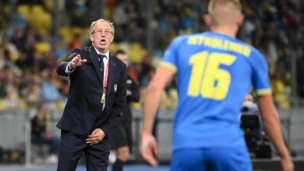 Oleksandr Petrakov, dirigiendo a Ucrania