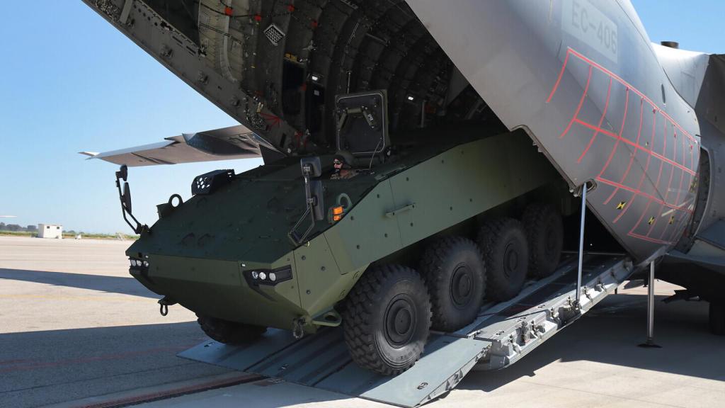 Imagen de archivo de un blindado transportado en un A400M europeo.