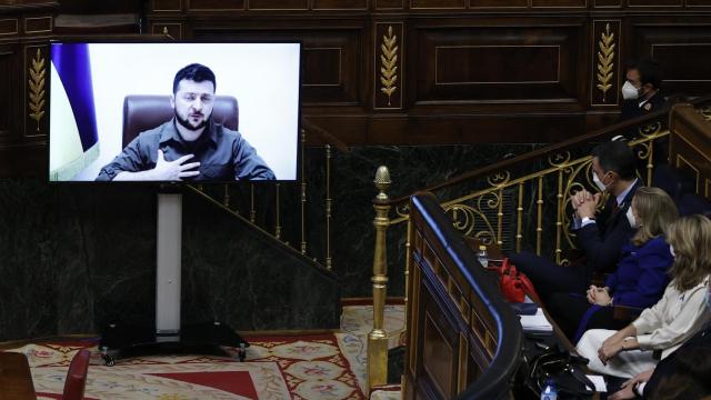 Pedro Sánchez escucha la intervención por videoconferencia del presidente de Ucrania, Volodímir Zelenski, en el pleno del Congreso de los Diputados.