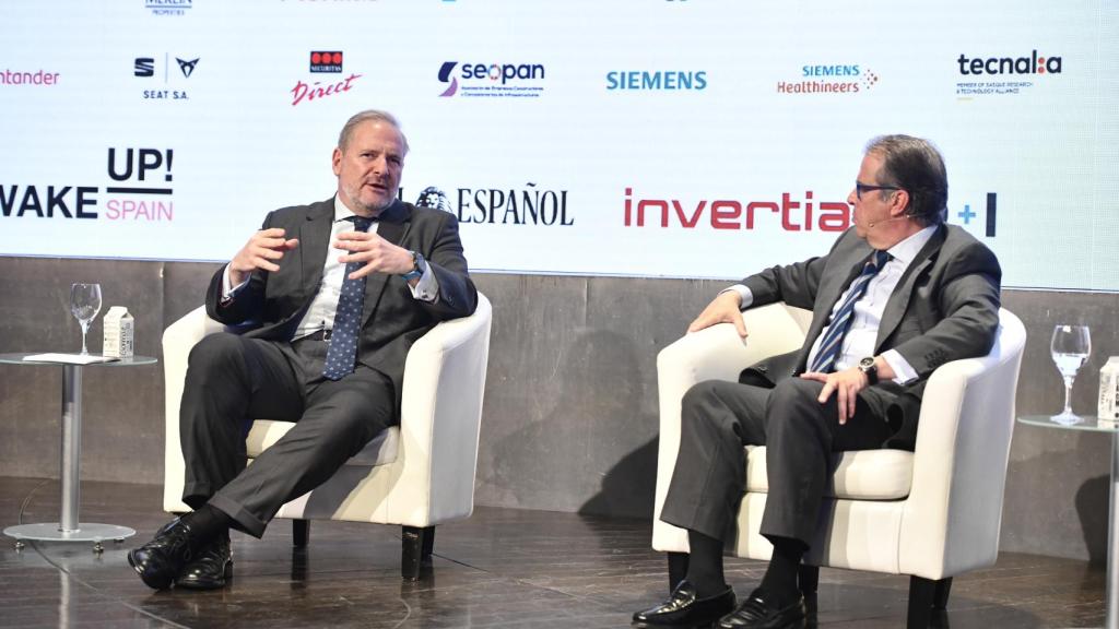 Eduardo Dívar, director general de Kia, junto con Gregorio Serrano, de EY España.