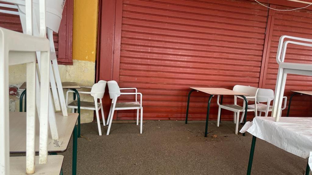 El interior de la terraza del chiringuito Los Compadres.