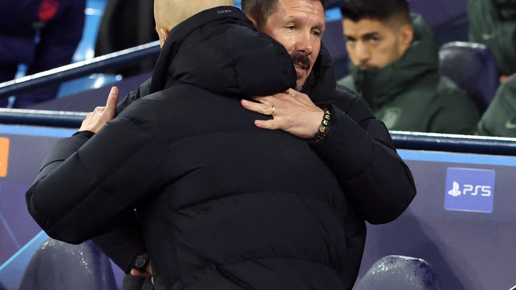 Pep Guardiola y Diego Pablo Simeone se saludan.