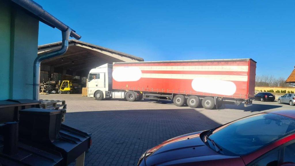 El convoy, aparcado a su llegada a Ucrania.
