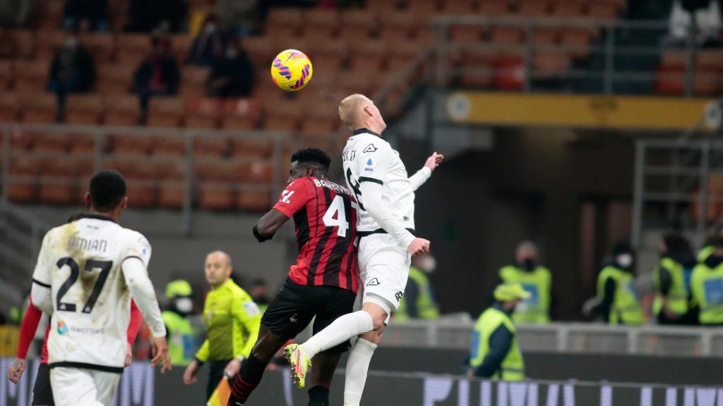Viktor Kovalenko despeja de cabeza.