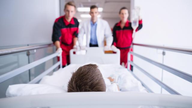 Detienen a los padres de un niño de 5 años en Alicante tras dar positivo en ansiolíticos y cocaína.