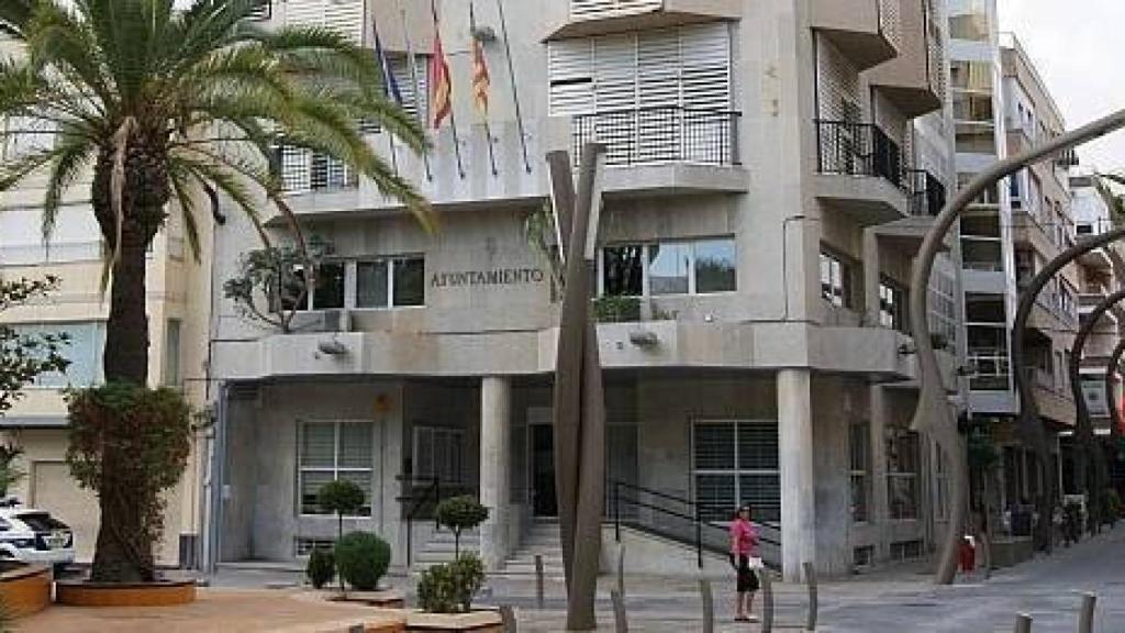 La fachada del Ayuntamiento de Torrevieja.