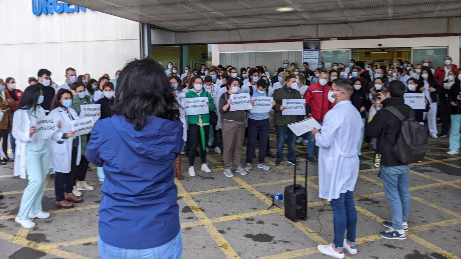 Paro de los profesionales sanitarios a las puertas del Hospital de Torrevieja.