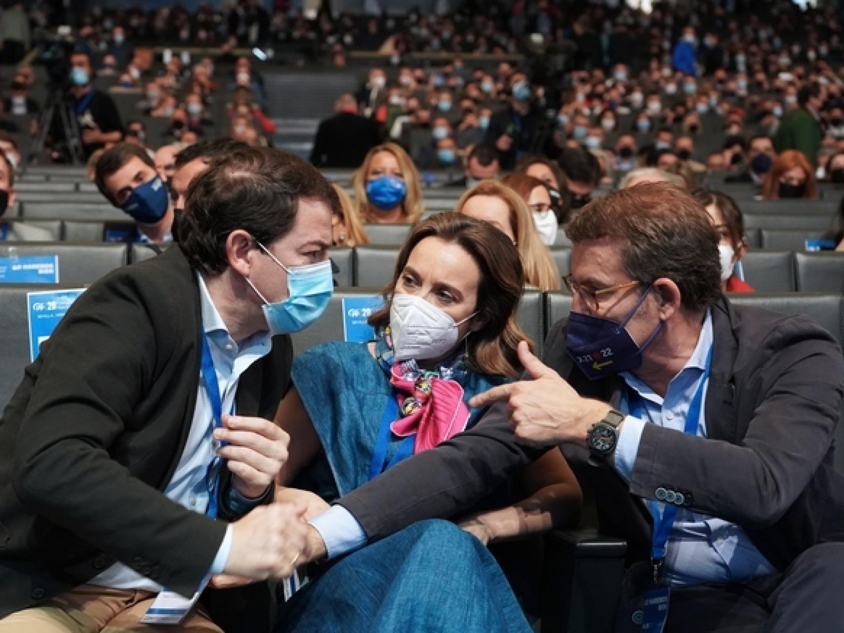 El presidente en funciones, Alfonso Fernández Mañueco, la número dos del PP, Cuca Gamarra, y el líder del partido, Alberto Núñez Feijóo, durante el Congreso de Sevilla este fin de semana / ICAL