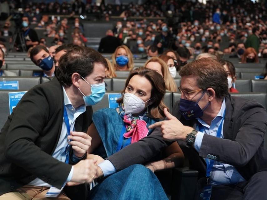 El presidente en funciones, Alfonso Fernández Mañueco, la número dos del PP, Cuca Gamarra, y el líder del partido, Alberto Núñez Feijóo, durante el Congreso de Sevilla este fin de semana / ICAL