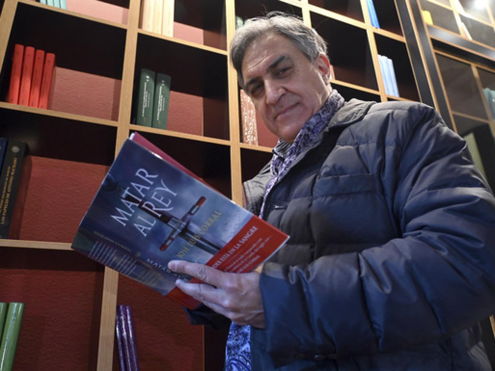 El historiador José Luis Corral sostiene su obra ‘Matar al rey’, durante la presentación. / ICAL