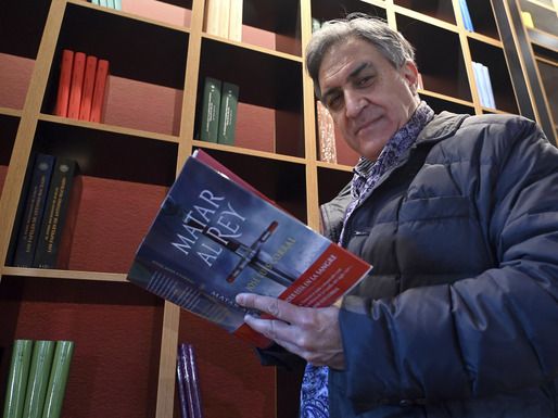 El historiador José Luis Corral sostiene su obra  ‘Matar al rey’, durante la presentación. / ICAL