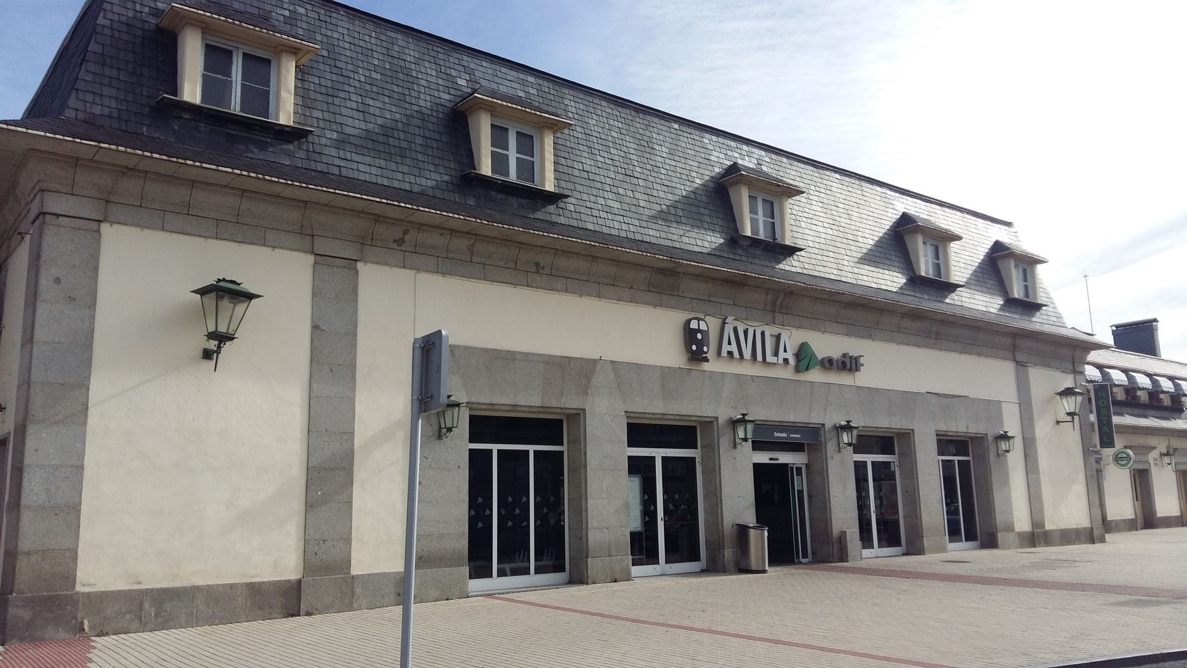 Fachada principal de la estación de ferrocarril de Ávila
