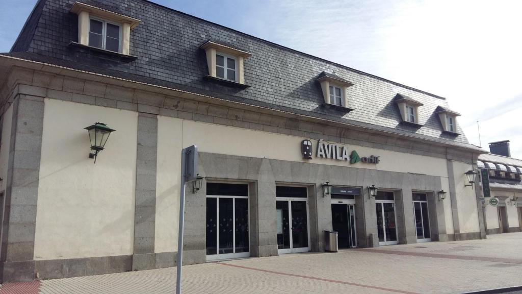 Fachada principal de la estación de ferrocarril de Ávila