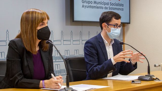 Los concejales socialistas José Luis Mateos y María Sánchez