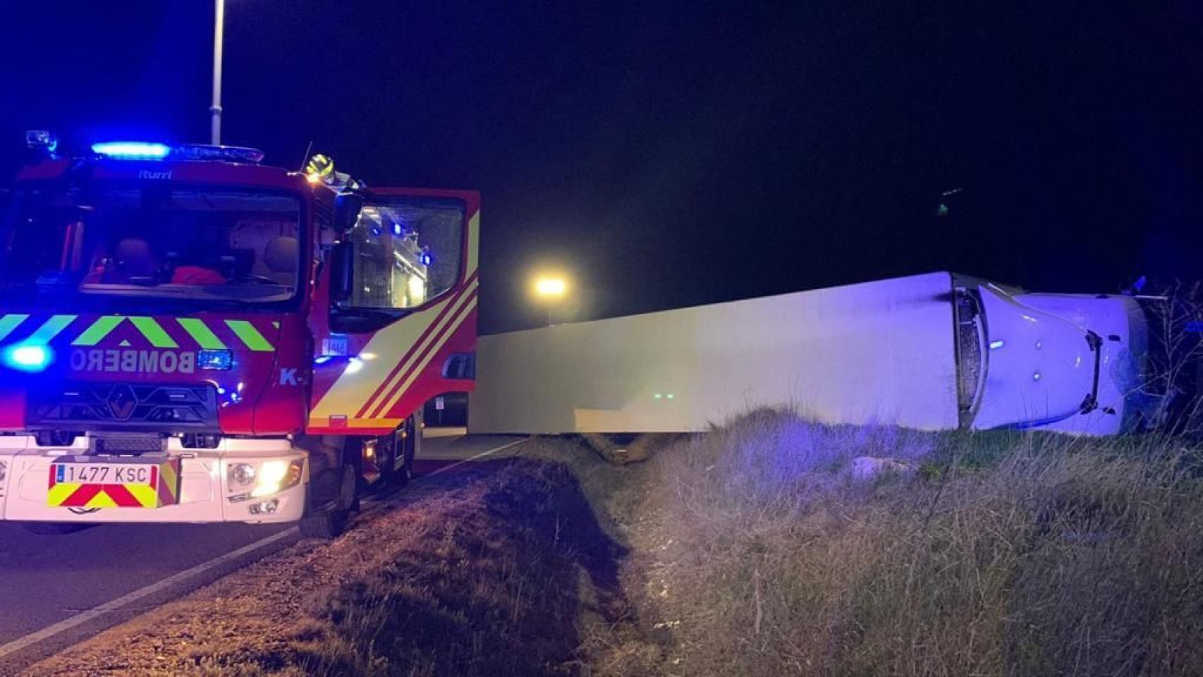 Un herido tras la impresionante salida de vía de un camión en la provincia de Valladolid
