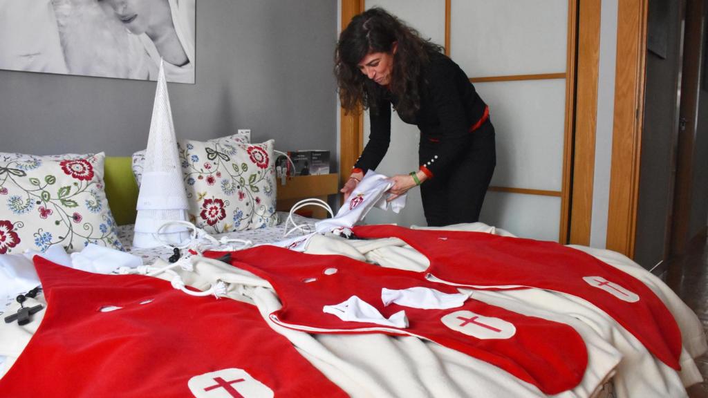 María José prepara los hábitos para la procesión del Silencio de Zamora