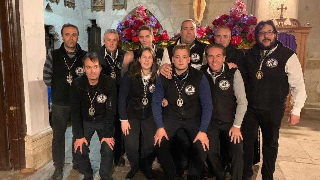Sonsoles junto al resto de hermanos que empujan el Cristo de la Misericordia el Viernes Santo