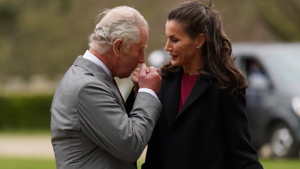 El príncipe Carlos ha saludado a la reina Letizia muy cariñosamente.