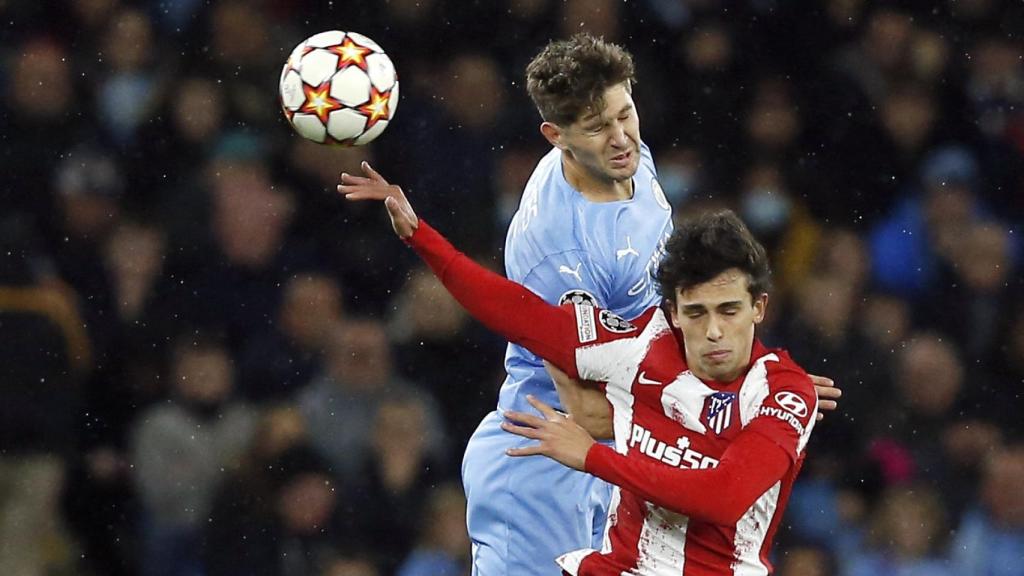 John Stones salta por encima de Joao Félix.