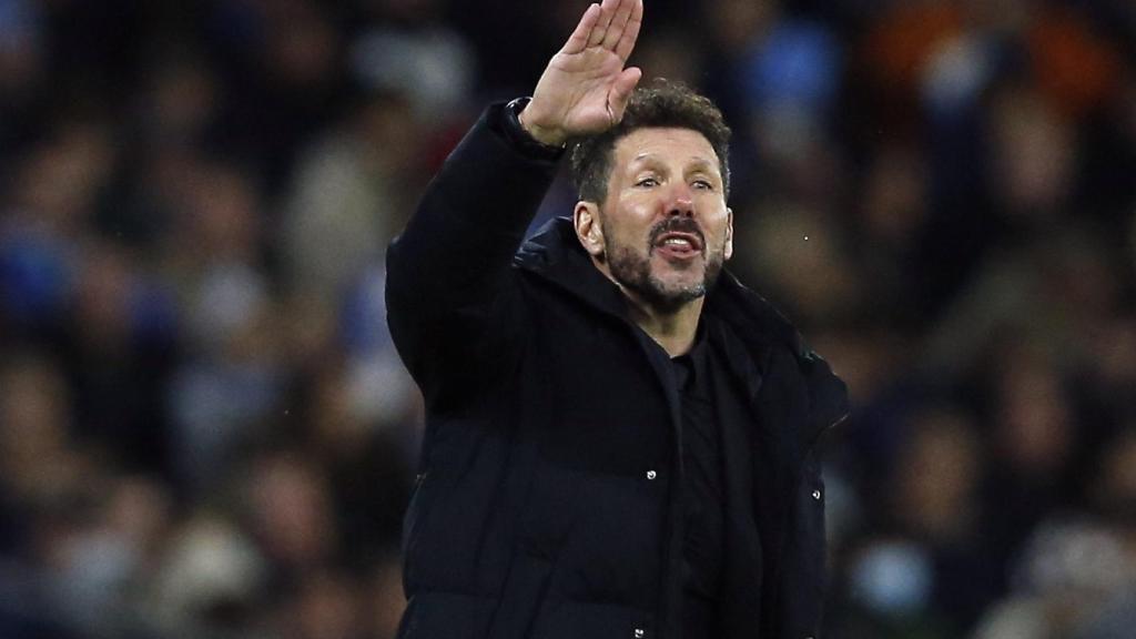 Diego Pablo Simeone da órdenes.