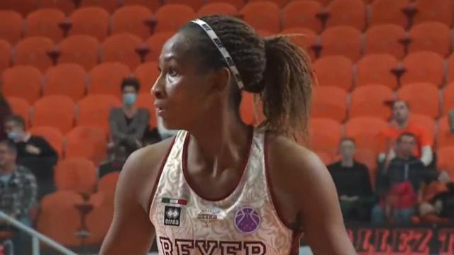 Astou Ndour, tras recibir el botellazo de un aficionado en un partido de la Eurocup
