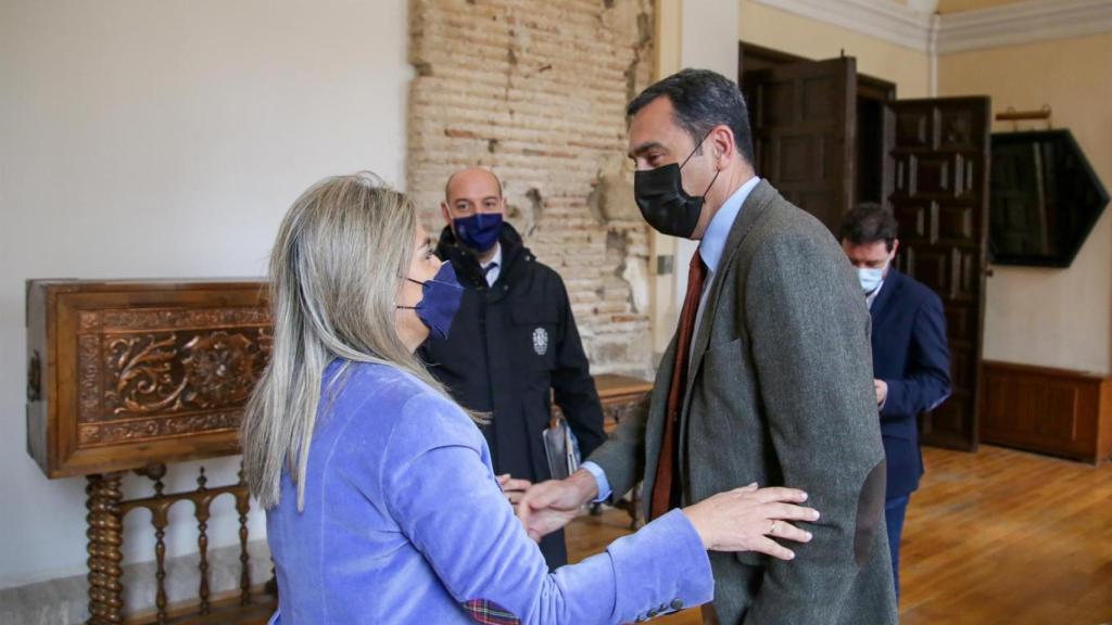 Milagros Tolón y Antonio Yáñez, este martes en el Ayuntamiento de Toledo.