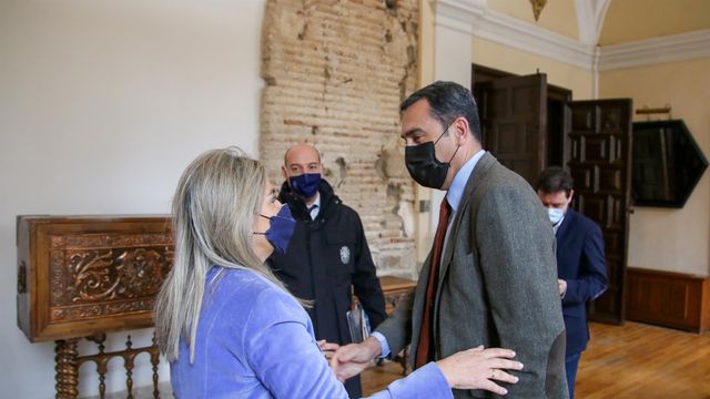 Milagros Tolón y Antonio Yáñez, este martes en el Ayuntamiento de Toledo.