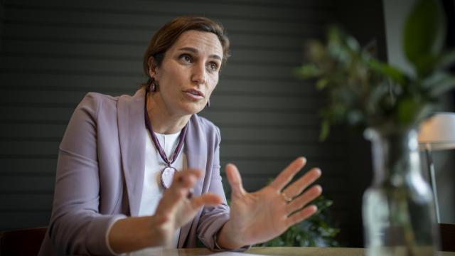 La portavoz de Más Madrid, Mónica García, conversa con EL ESPAÑOL en una cafetería de la Plaza de Santa Ana.