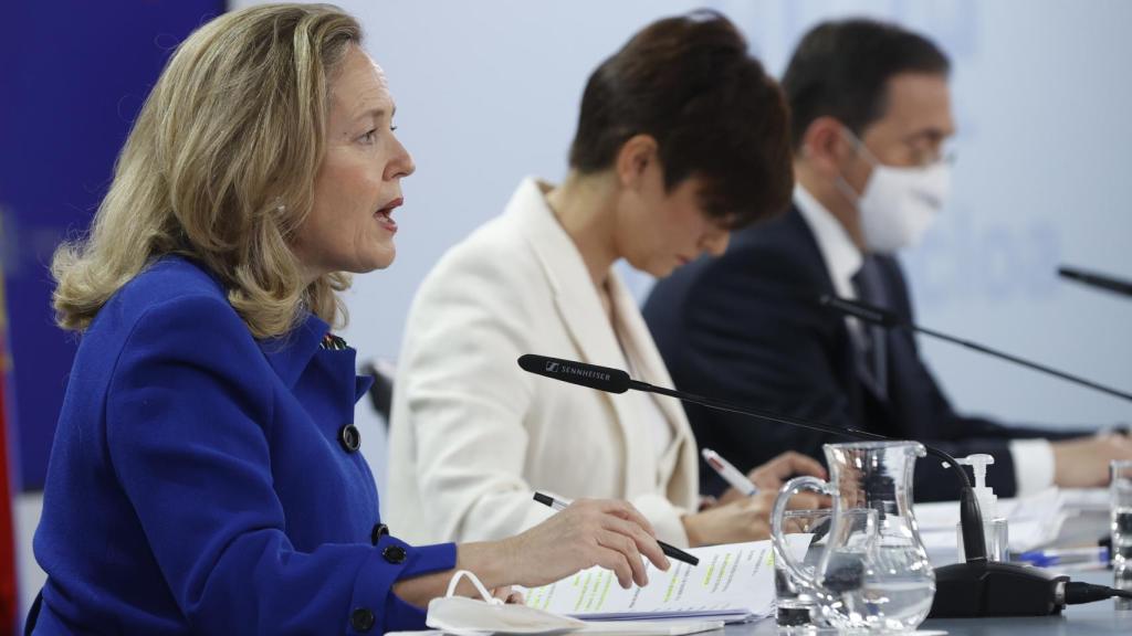 Nadia calviño, vicepresidenta económica; Isabel Rodríguez, ministra portavoz; y José Manuel Albares, titular de Exteriores, en Moncloa.
