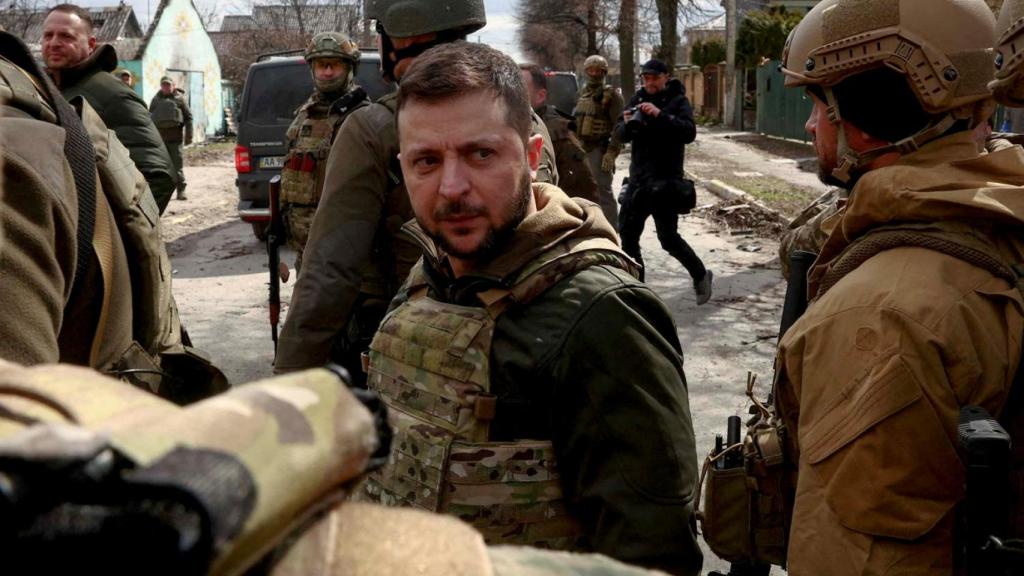 Volodímir Zelenski, presidente de Ucrania, este lunes en Bucha.