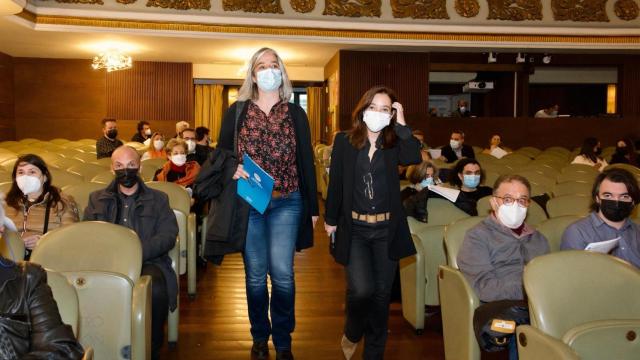 La portavoz municipal da Marea Atlántica, María García, y la alcaldesa de A Coruña, Inés Rey.