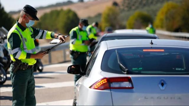La DGT ya multa con 6.000€: esto es lo que le ocurrió al conductor de un Ferrari