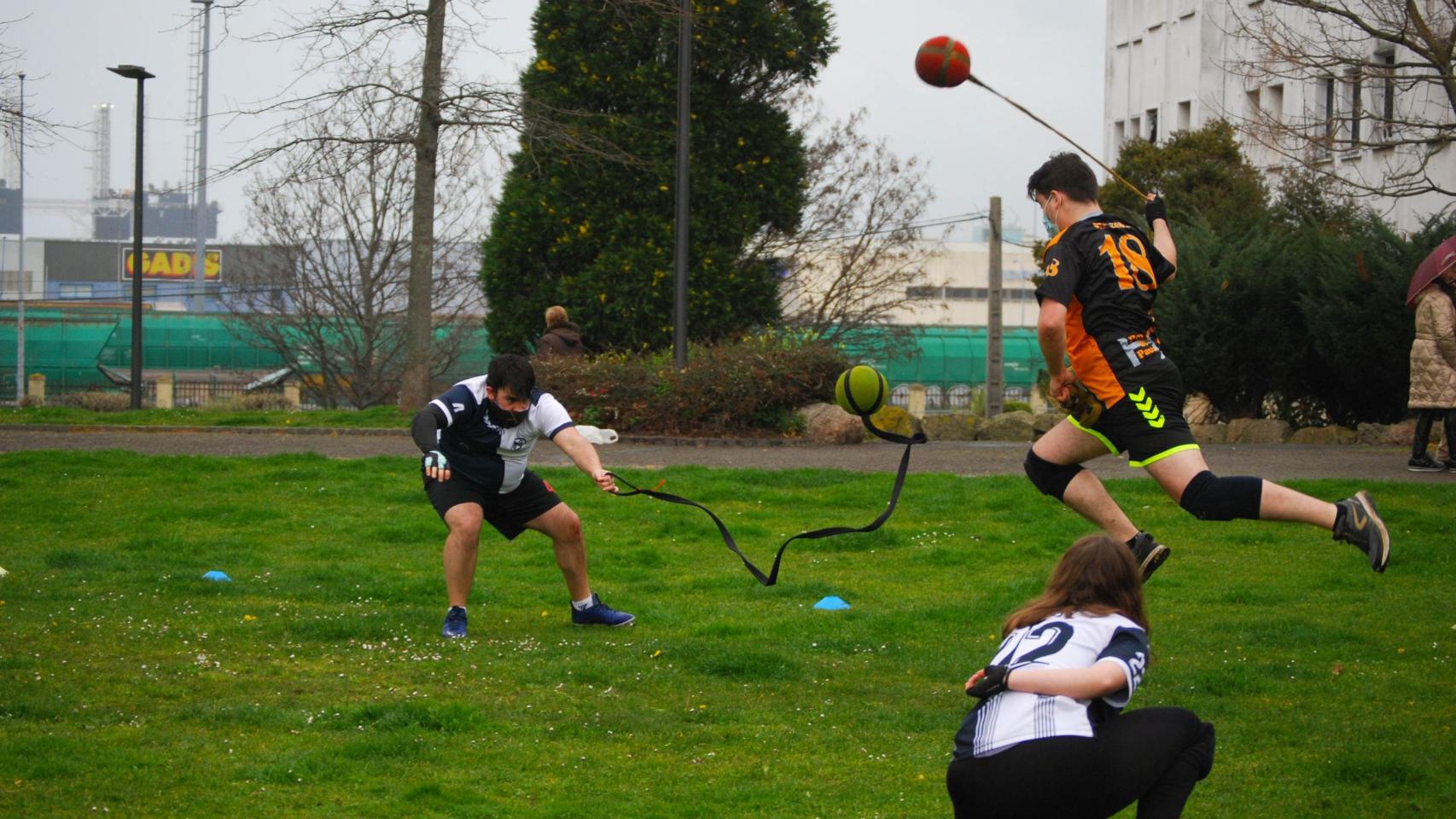 Una partida de jugger en el Parque Europa de A Coruña.