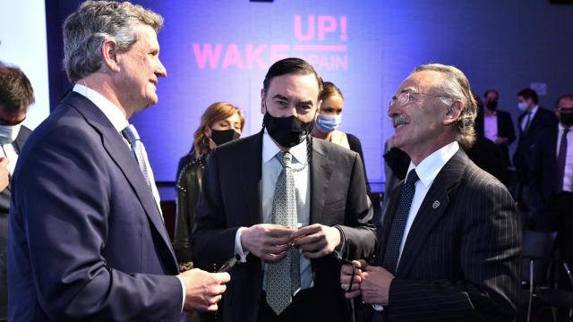 Francisco J. Riberas, presidente de Gestamp; Pedro J. Ramírez, director de EL ESPAÑOL; y  Luis Furnells, presidente del Grupo Oesía; en la segunda jornada del 'Wake Up, Spain!'.