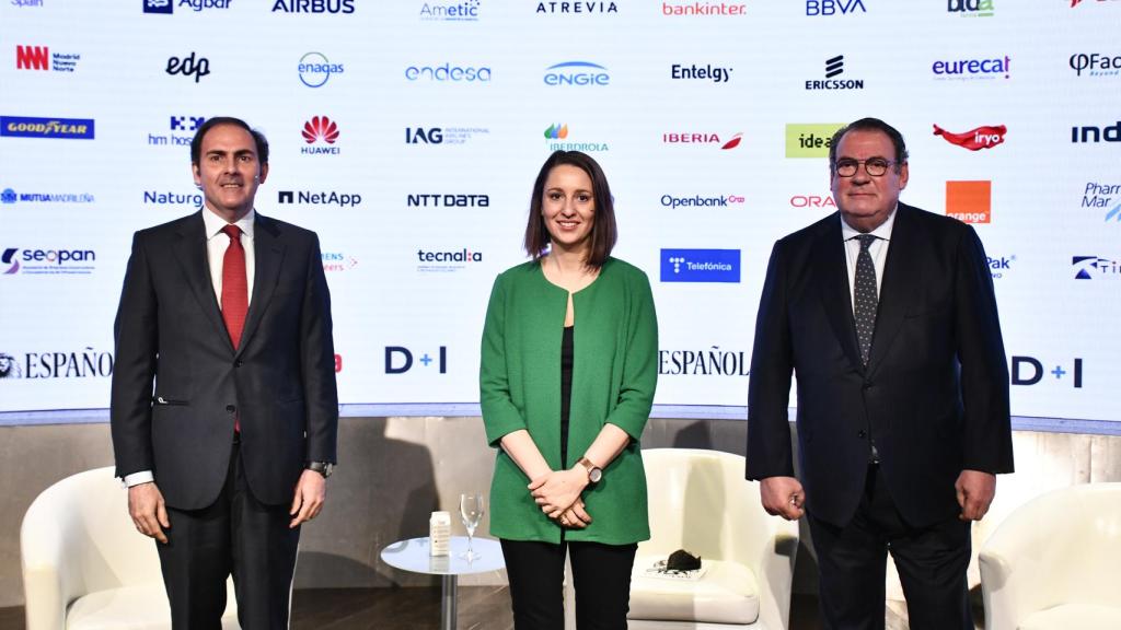 De izquierda a derecha; Javier Sánchez-Prieto, presidente de Iberia; María Vega, corresponsal económica de EL ESPAÑOL y redactora jefe de Opinión de Invertia; y Juan Molas, presidente de la Mesa del Turismo; en la segunda jornada del 'Wake Up, Spain!'.