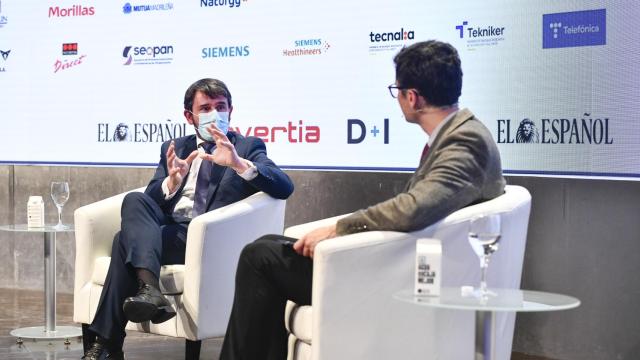 Cristóbal Belda (ISCIII) conversa con Marcos Domínguez.