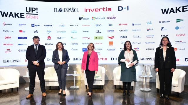 Alberto Martínez, director general de Siemens Healthineers en España; María Vila, presidenta de Fenin; Margarita Alfonsel, secretaria general de Fenin;  Lourdes López, directora general de Becton Dickinson (BD), y  Yulisa Dominguez, senior product manager Digital Health del Grupo Oesía.