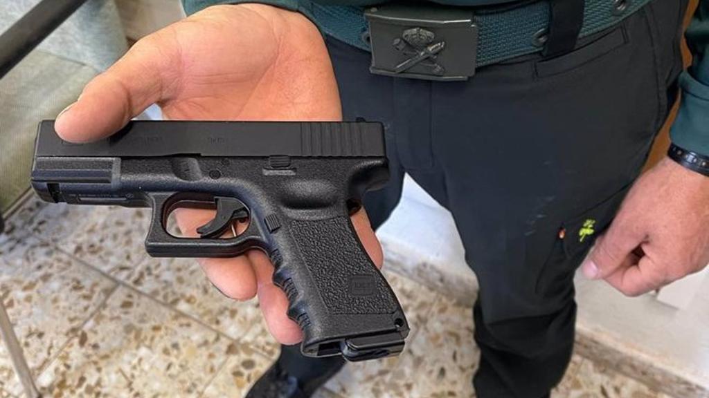El arma simulada incautada por la Guardia Civil.