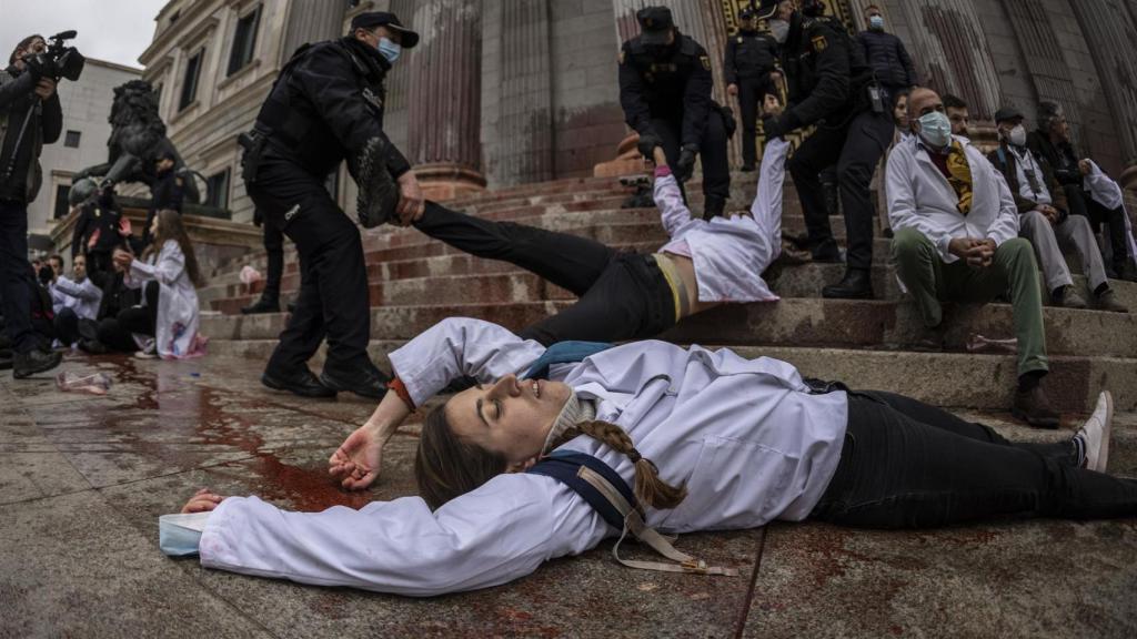 Varios manifestantes en las protestas de Scientist Rebellion
