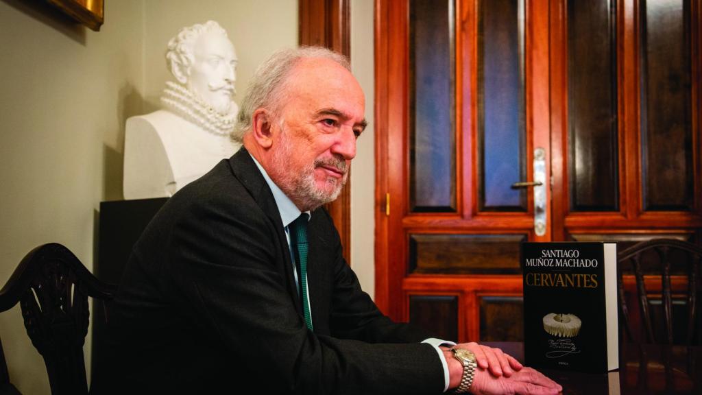 El director de la Real Academia en su despacho, junto a un busto de Cervantes