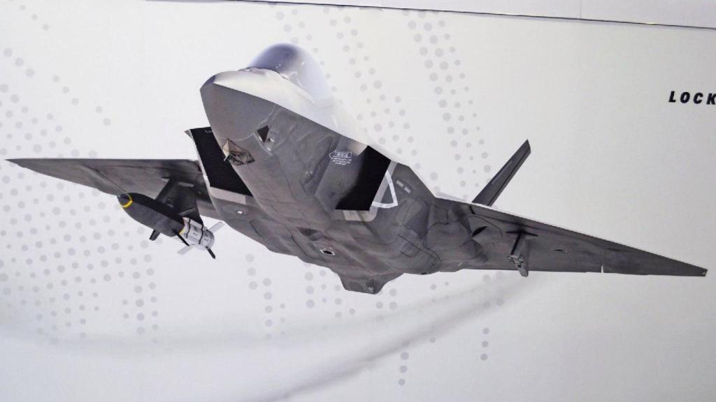 F-35 acarreando un misil de Lockheed Martin