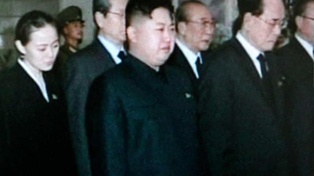 Kim Yo-jong en el entierro de su padre, en diciembre de 2011, junto a su hermano.