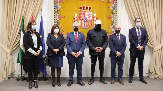 Rueda de prensa para informar sobre la liberación de un preso por parte de la citada cofradía durante la Semana Santa.