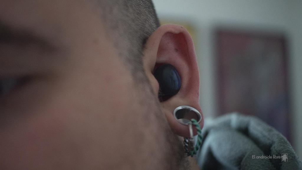 realme Buds Q2S puestos en oreja