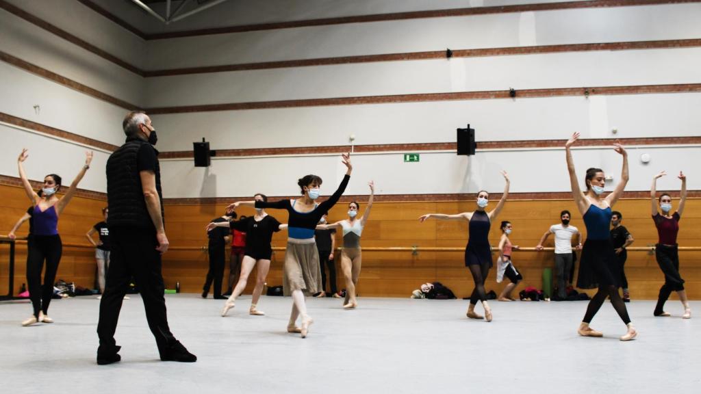 El cuerpo de baile de la CND, en pleno ensayo