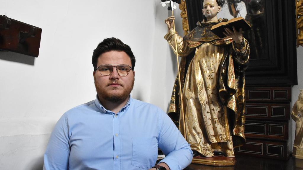 Ignacio con una talla restaurada por él